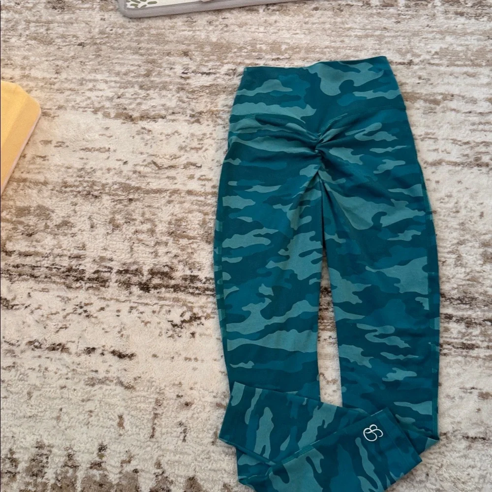 Bombshell Teal Camo Active Leggings - Picture 2 of 3